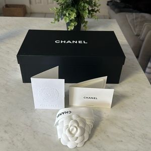CHANEL SHOE BOX + SHOPPING BAG+ receipt holder + Flower and ribbons :)